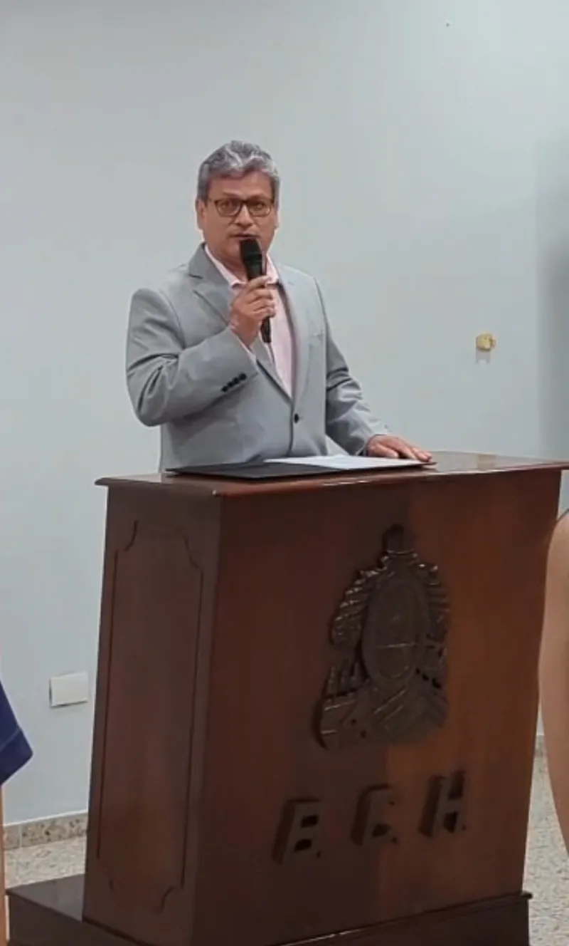 Enmanuel Membreño habla con un micrófono en el podio del Banco Central de Honduras
